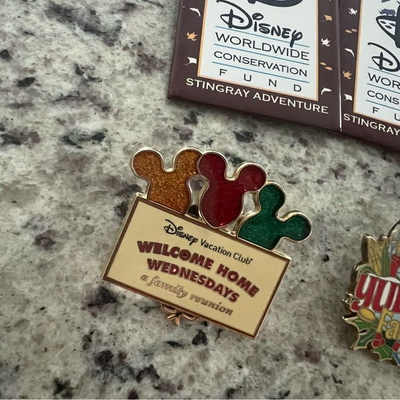 PINS Disney Hardrock Yuletide Fantasy DVC Castaway Trading Vacation Club - Picture 5 of 5